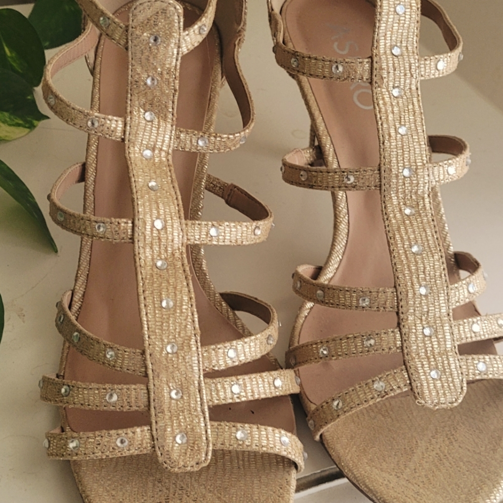 Gold heels by Ashro